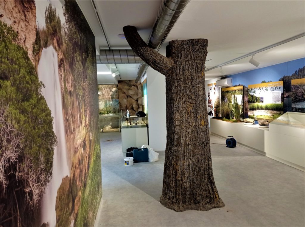 Figura de tronco de encina para escamotear pilar constructivo.