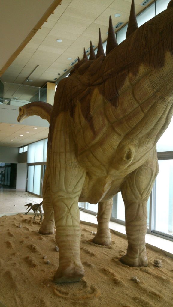 Figura de dinosaurio colosal de un dinosaurio tipo Titanosaurio a tamaño y aspecto reales.