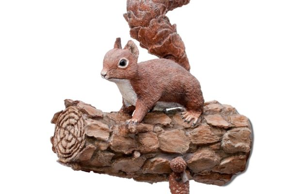 Figura de ardilla roja. Réplica a tamaño natural y acabado realista.