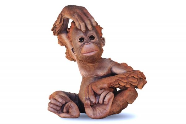 Figura de orangután bebé. Réplica a tamaño natural y acabado realista.