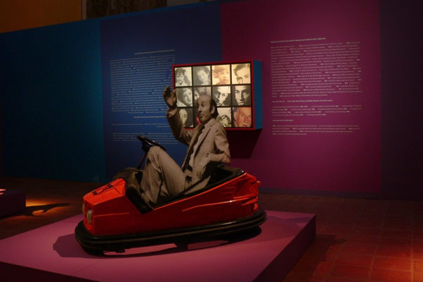 Silueta de Adolfo Marsillach en 'coche de choque' original de la obra "Yo me bajo en la próxima, ¿y usted?"