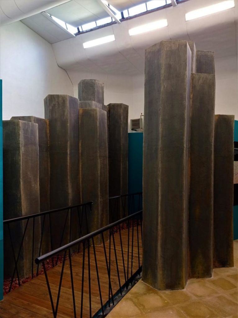 Columnas enormes que enmarcan el recorrido.