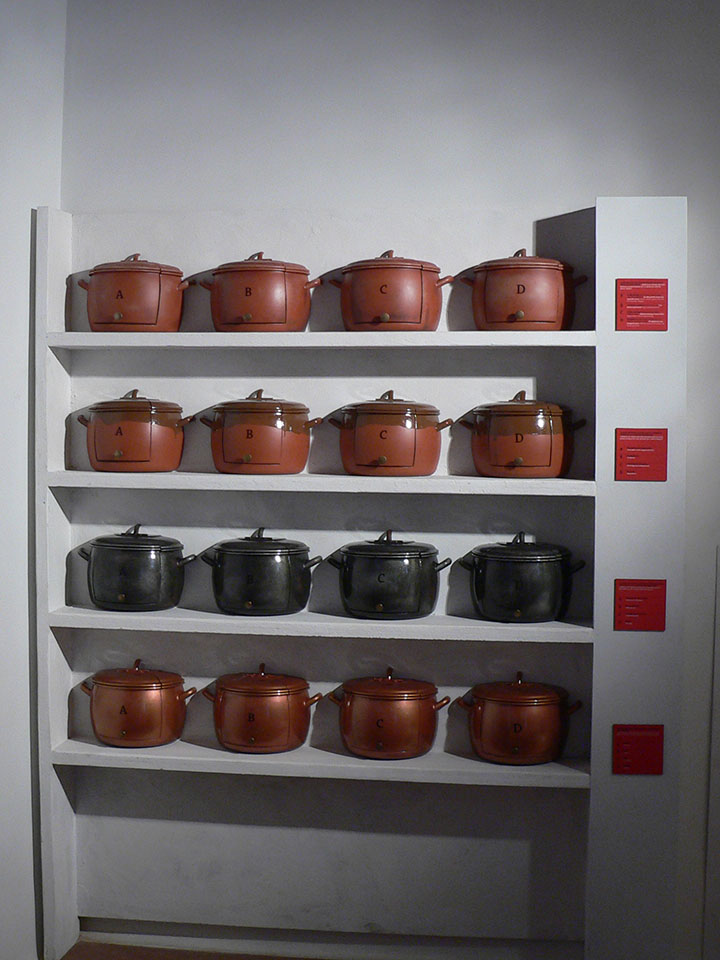 Manipulativo de adivinanza de alimentos en base a ollas de distintos materiales con tapa abatible.