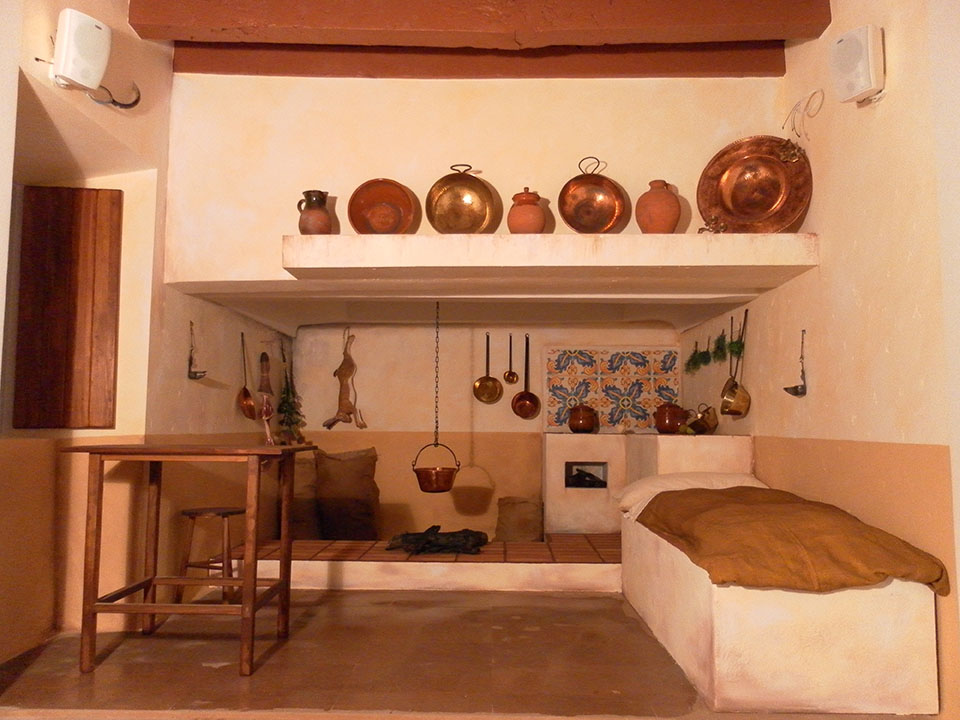 Cocina. Réplica de todos los elementos (azulejos, catre, etc).