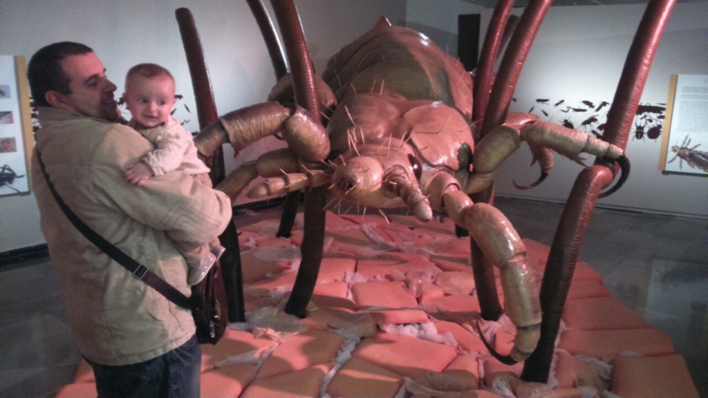 El enorme piojo de 4 metros impresiona al público infantil.