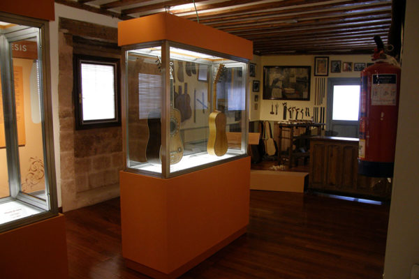 Vitrinas especialmente diseñadas para la exposición de vihuelas y guitarras.