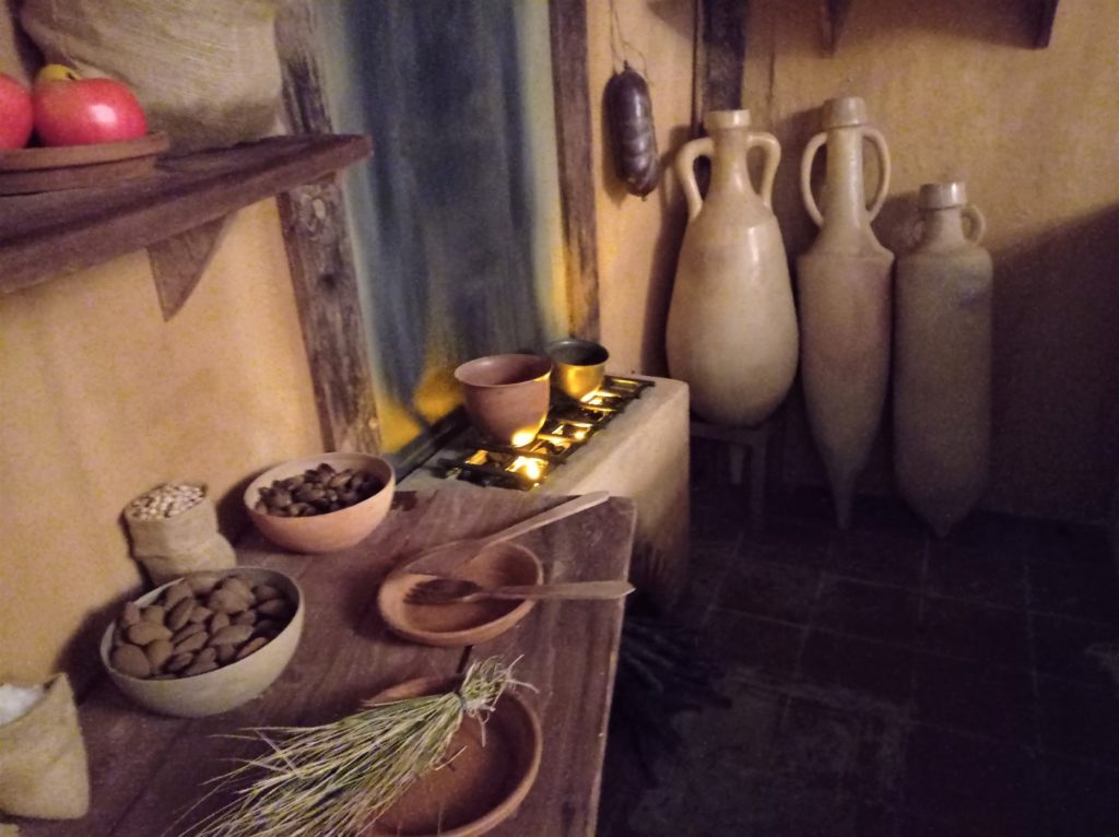 Ánforas de tipología romana y cocinilla.