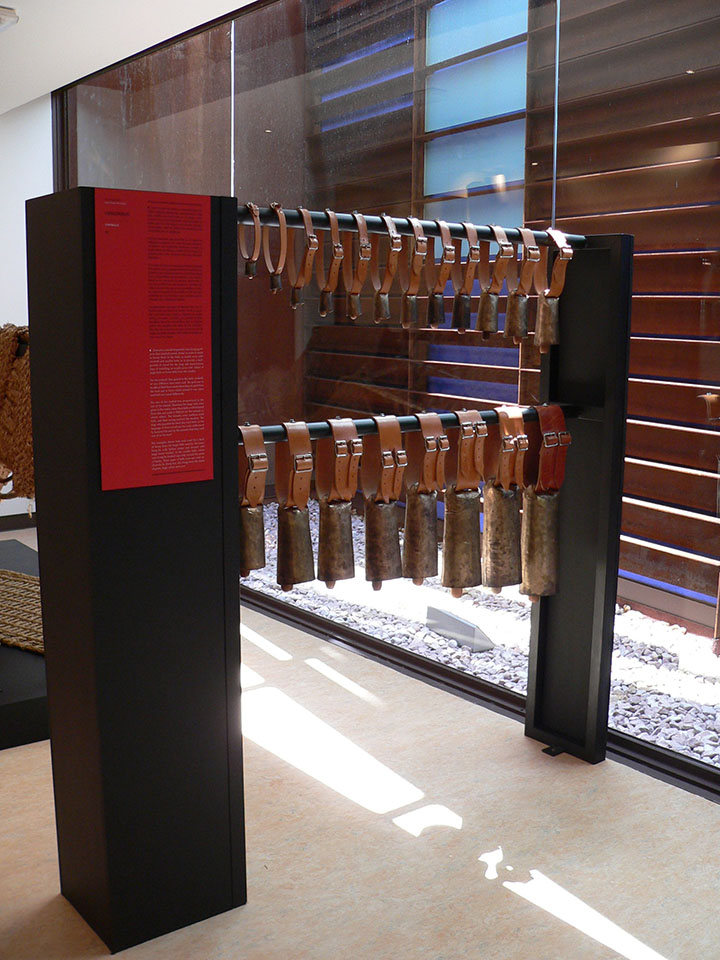 Manipulativo para hacer sonar los diferentes tamaños de cencerro.