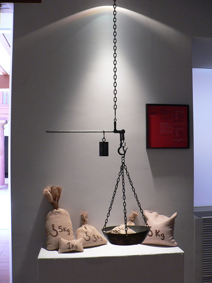 Manipulativo de pesar cosas con la romana.