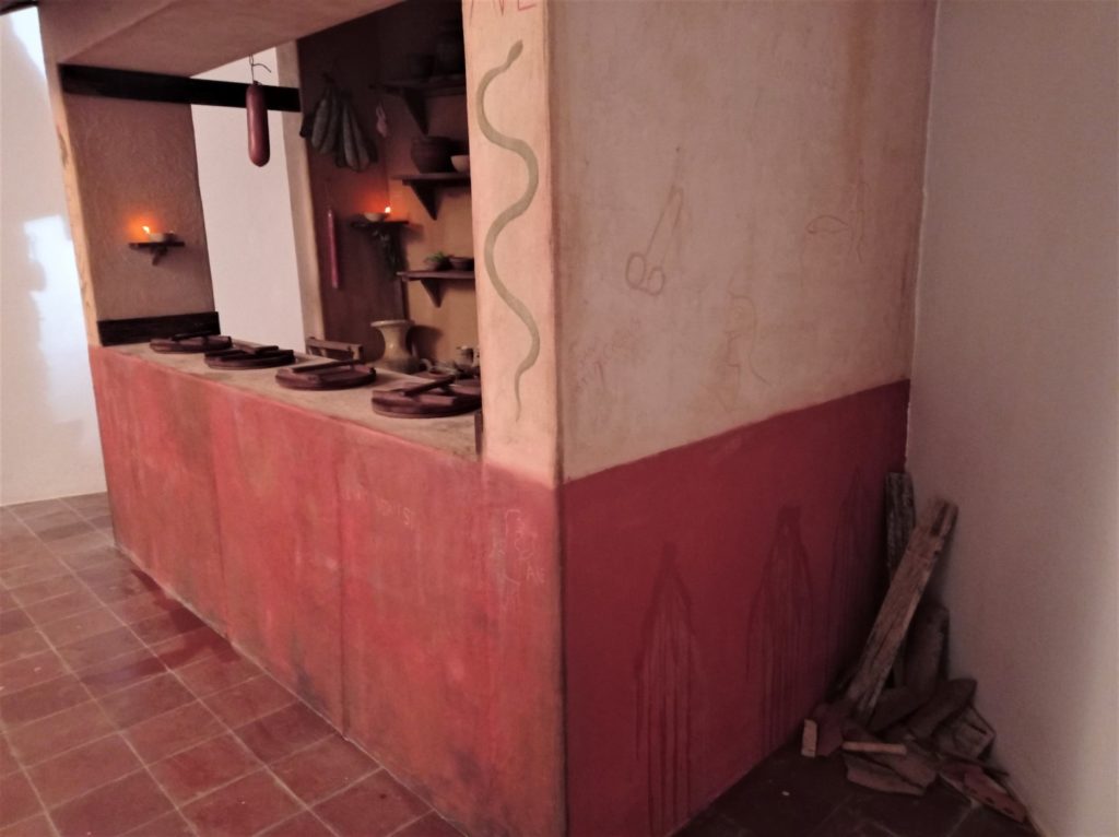 Rincón con cascotes, orines y grafitis.