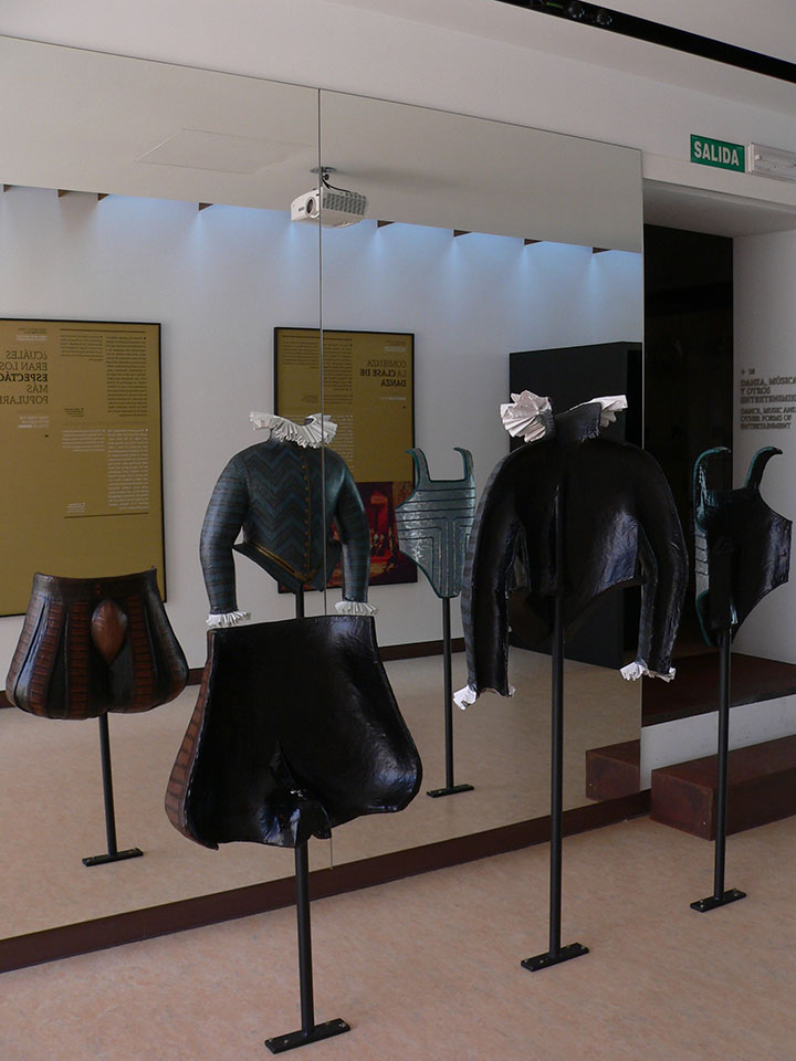 Manipulativo de vestimentas. Pruébate la ropa del siglo XVI y mírate al espejo.