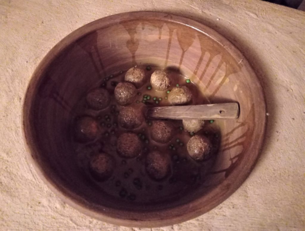 Uno de los platos del día; albóndigas con guisantes.