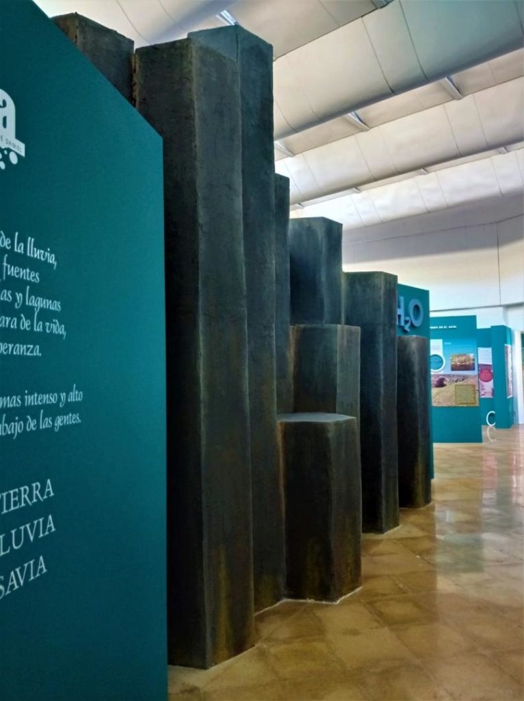 Acabado realista imitando basalto.