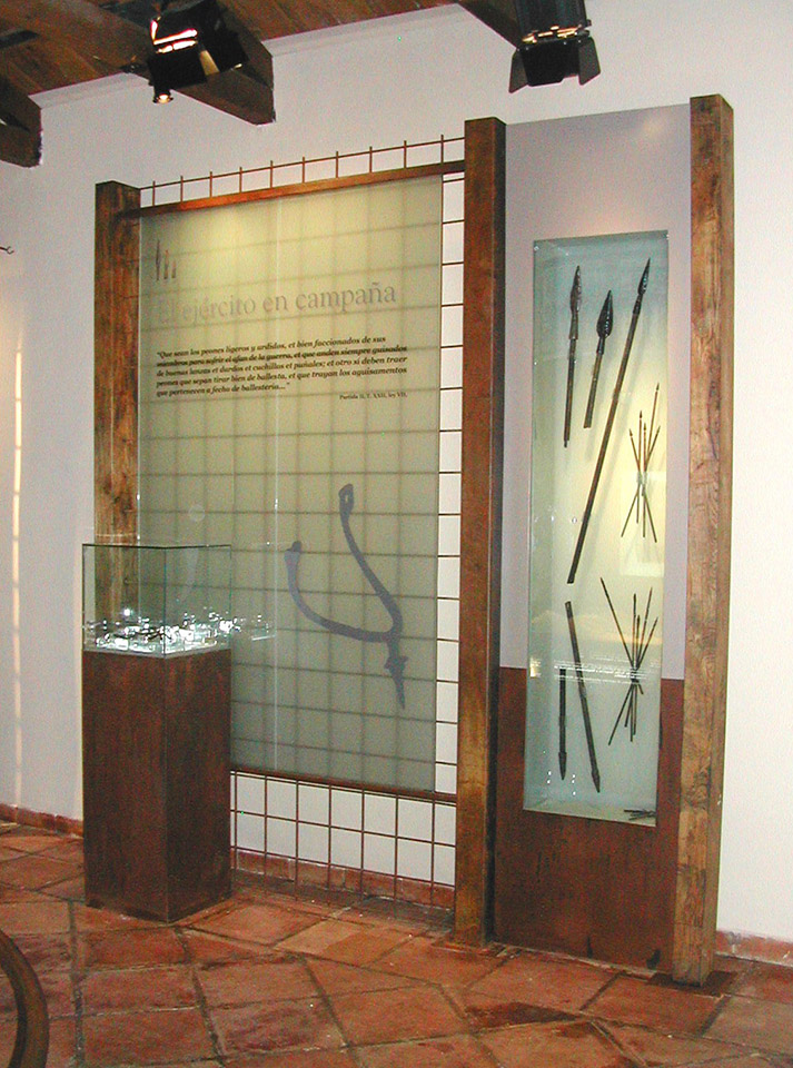 Panel-vitrina expositor fabricado en viga de roble, ferralla y vidrio translúcido.