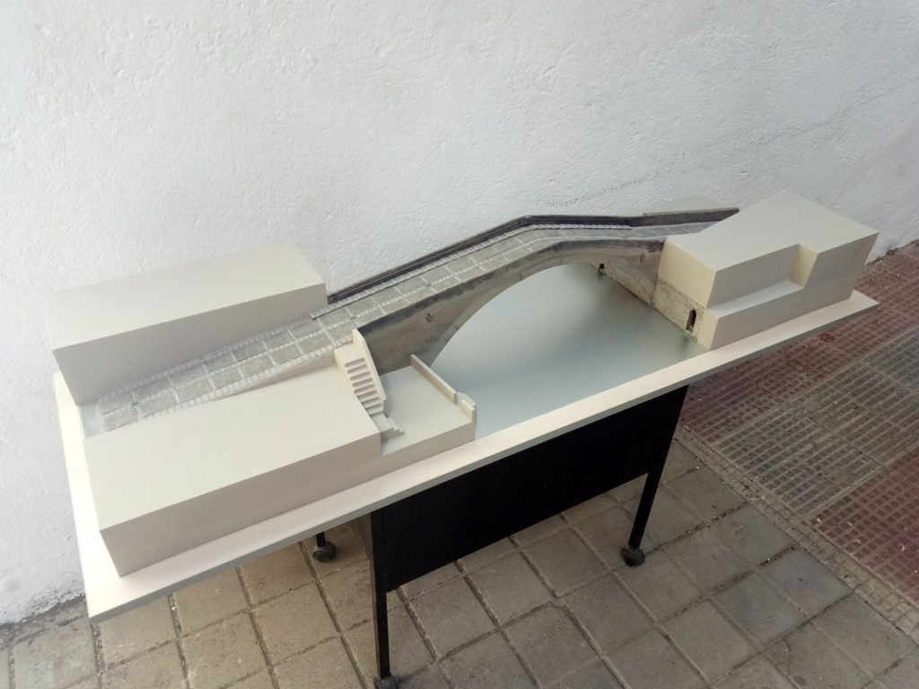 Plano picado. El entorno lo forman edificios simplificados.