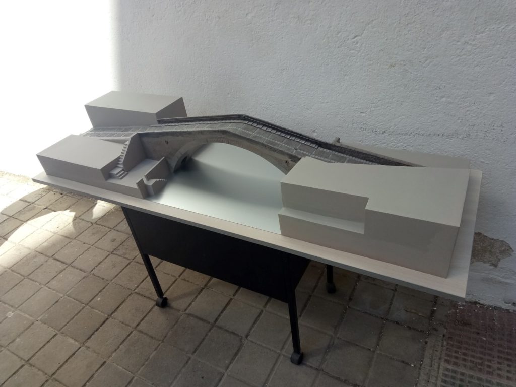 Plano picado contrario. La simplificación del entorno resalta el puente.