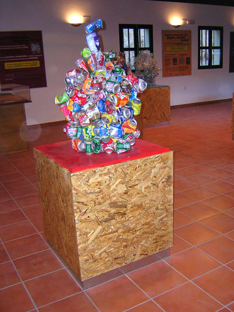 Escultura de latas usadas.