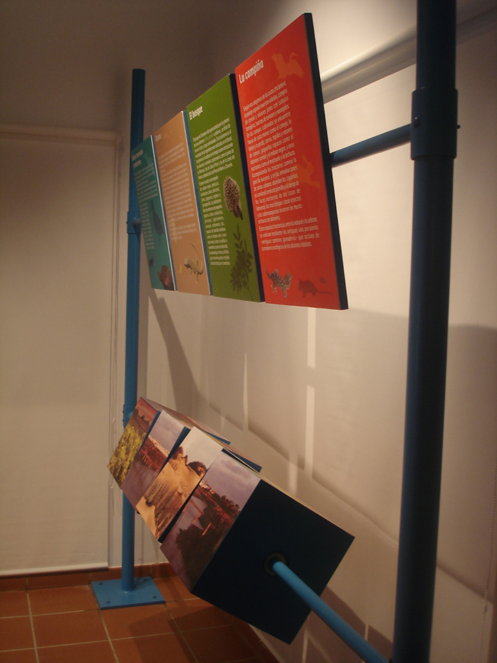 Manipulativo de acertar respuestas girando los cubos.