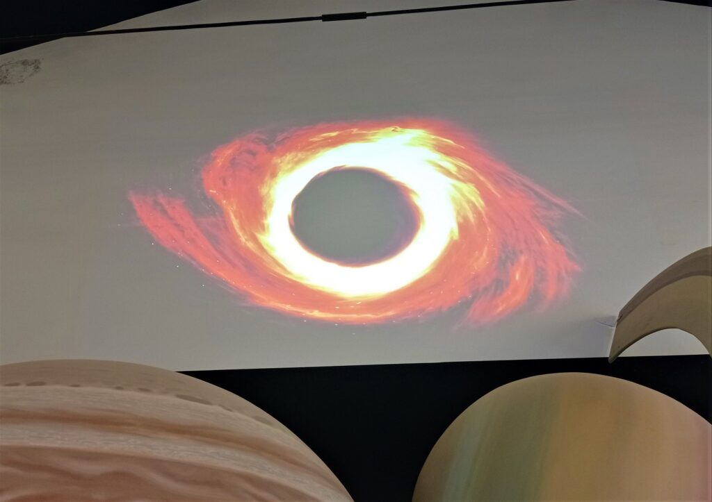 Agujero negro representado mediante vídeo con efecto en espiral.