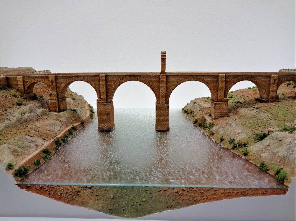 El puente sobre agua transparente.