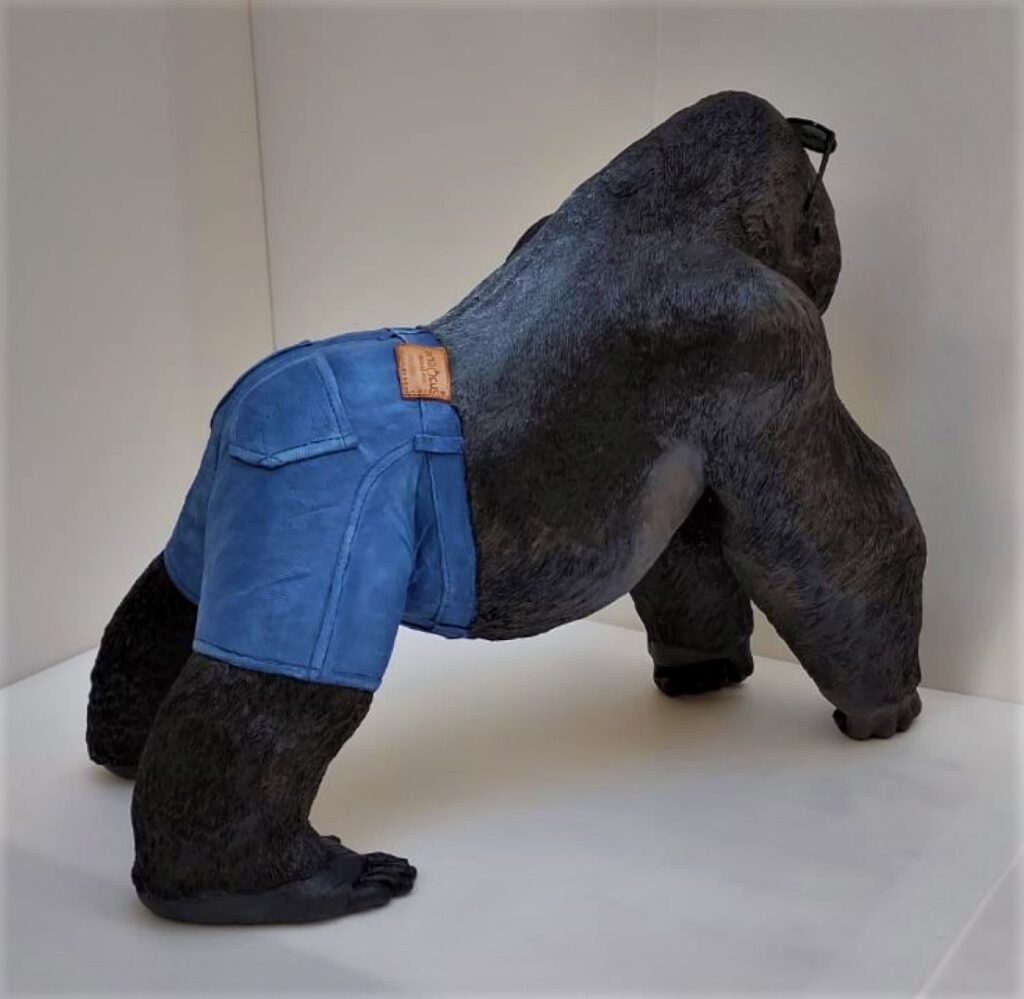 La figura de gorila mostando sus pantalones.