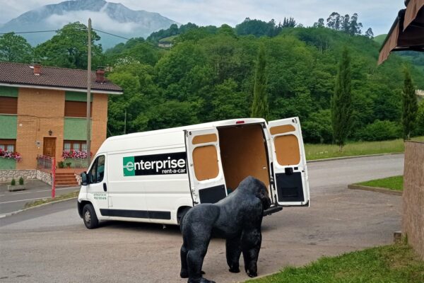 Figura de gorila al llegar a Asturias.