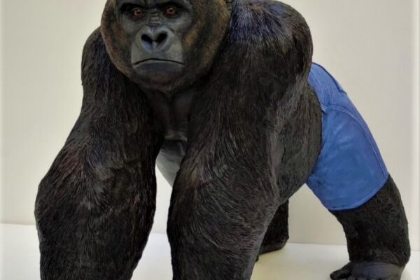 figura de gorila con su típica pose y mirada.