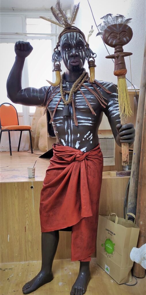 Figura de hecicero africano completa en el taller.