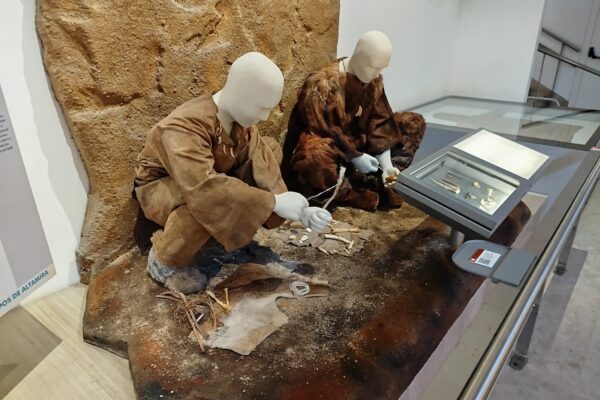 Figuras humanas sin rasgos ni género trabajando con las manos