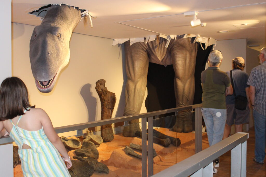 El Losillasaurio recibiendo al público en su Museo