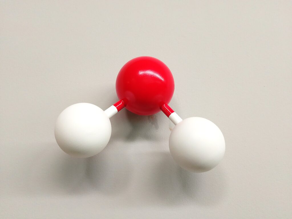 Réplica de molécula de agua